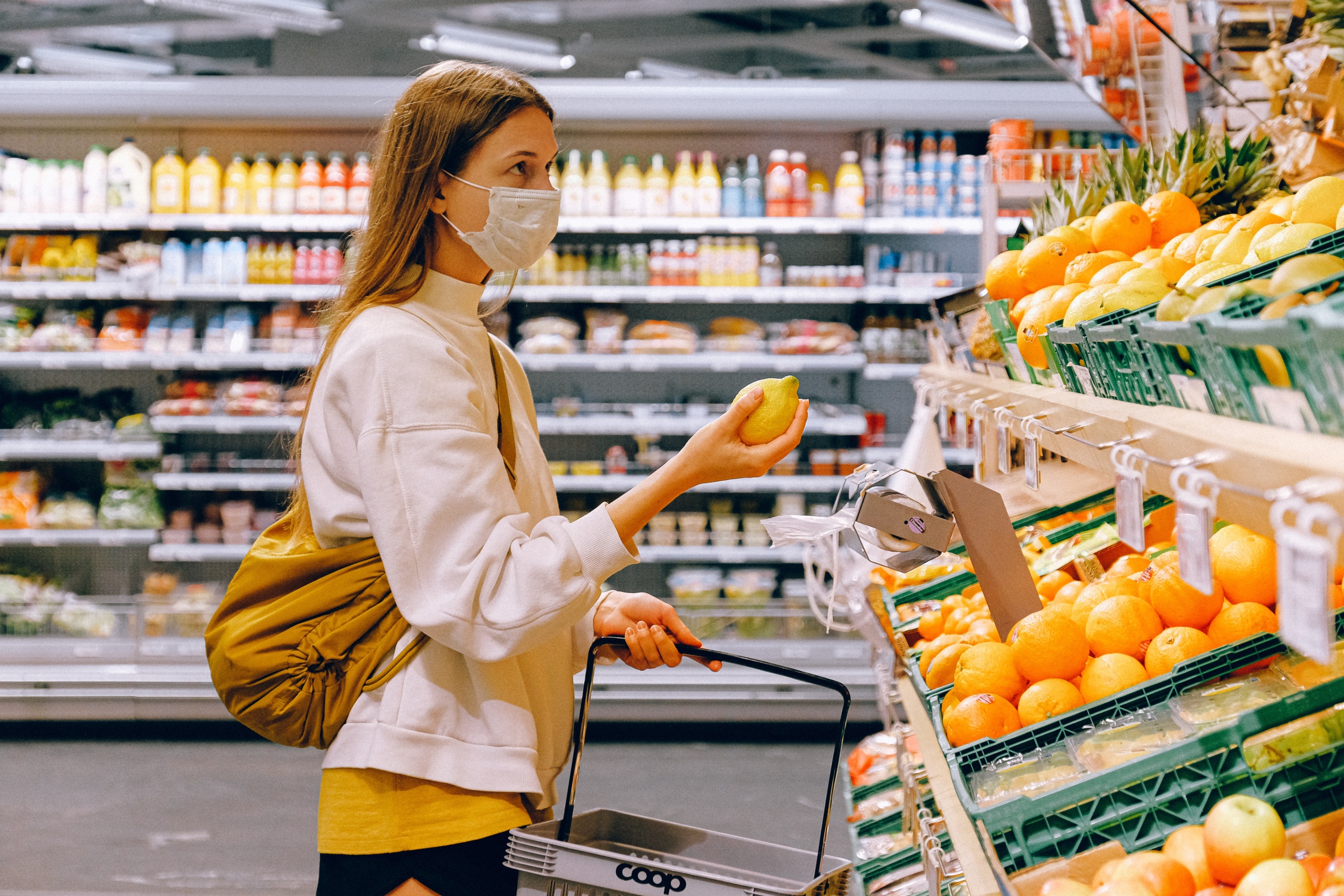 foto de mulher olhando frutas no mercado para ilustrar texto sobre etiqueta atóxica